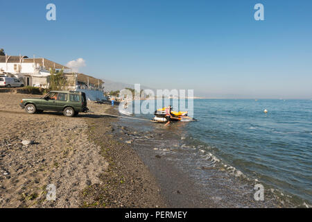 Jet ski su un rimorchio tirato fuori dall'acqua, San Pedro, Marbella, Spagna. Foto Stock