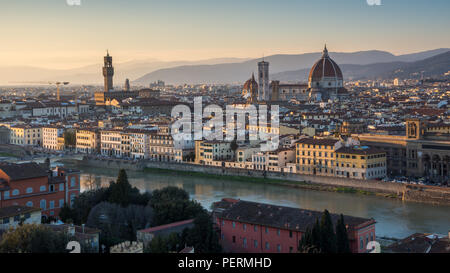 Firenze, Italia - 22 Marzo 2018: attrazioni quali il Duomo e Palazzo Vecchio stand nel paesaggio urbano rinascimentale di Firenze con la