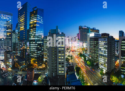 Occupato di Namdaemun-ro al crepuscolo in Myeong-dong, a Myeongdong, Seoul, Corea del Sud, Asia Foto Stock