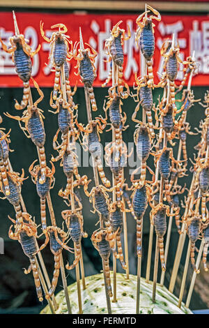 Cina, Pechino, Wangfujing Street, Snack Street Market Scorpians vendita su spiedini Foto Stock