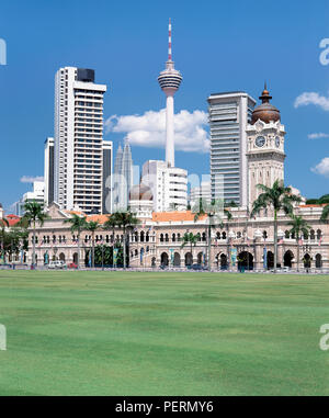 Piazza Merdaka compreso il Palazzo Sultano Abdul Samad e le Torri Petronas, Kuala Lumpur, Malesia, Asia Foto Stock