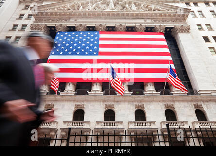 Stati Uniti d'America, New York City, Manhattan, quartiere finanziario del centro cittadino - Wall Street e il flag di noi