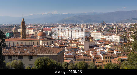 Firenze, Italia - 22 Marzo 2018: pomeriggio sole illumina il paesaggio urbano di Firenze. Foto Stock