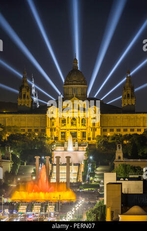 Fontane di fronte al Museo Nazionale di Arte, Plaza Espanya, Barcellona, Catalunya (Catalogna) (Cataluña), Spagna, Europa Foto Stock