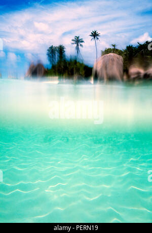 Anse Source d'Agente, spiaggia di La Digue, Seychelles, Oceano Indiano (defocalizzata) Foto Stock