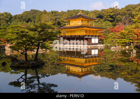 Asia, Giappone, Honshu, la regione di Kansai, Kyoto Kinkaku-ji o il Padiglione Dorato, uno del Giappone i migliori siti noti l'edificio originale fu costruito in Foto Stock