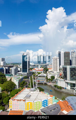 Vista in elevazione oltre lo skyline della città e riverside ristoranti presso il quartiere degli intrattenimenti di Clarke Quay, Singapore, Sud-est asiatico Foto Stock