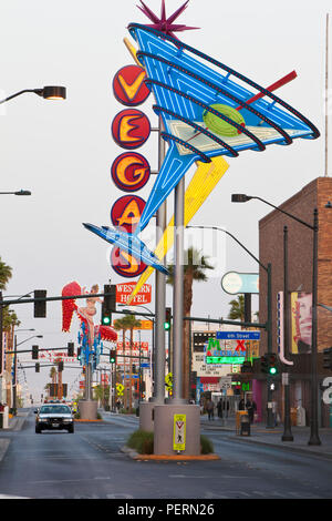 Stati Uniti d'America, Nevada, Las Vegas, Downtown, Freemont Area Est, Neon di Las Vegas segno, crepuscolo Foto Stock