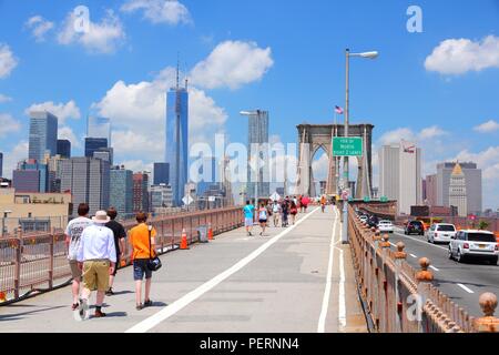 NEW YORK, Stati Uniti d'America - 5 Luglio 2013: la gente a piedi lungo il famoso Ponte di Brooklyn a New York. Quasi 19 milioni di persone vivono in area metropolitana di New York City. Foto Stock