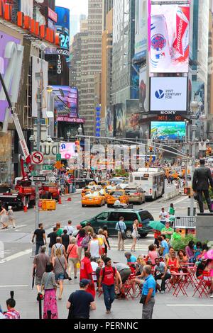 NEW YORK, Stati Uniti d'America - 3 Luglio 2013: persone visitare Times Square a New York. Times Square è uno dei monumenti più conosciuti in tutto il mondo. Più di 300.000 Foto Stock