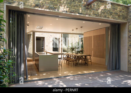 Dettaglio vista dal giardino cercando in cucina/sala da pranzo spazio. Residenza privata, Londra, Regno Unito. Architetto: Richard Mitzman architetti, 2018. Foto Stock