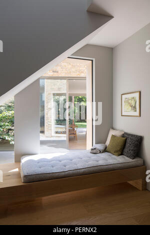 Vista guardando a destra attraverso la casa dal sedile sotto le scale. Residenza privata, Londra, Regno Unito. Architetto: Richard Mitzman architetti, 2018. Foto Stock