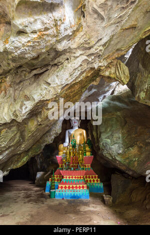 Diverse statue di Buddha sull altare dentro la Tham Hoi grotta vicino Vang Vieng, Provincia di Vientiane, Laos. Foto Stock