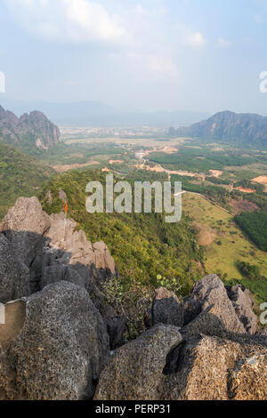 Vista panoramica di Vang Vieng e la zona circostante da sopra dal Phangern (Pha Ngern, Pha ngeun) montagna in Laos in una giornata di sole. Foto Stock