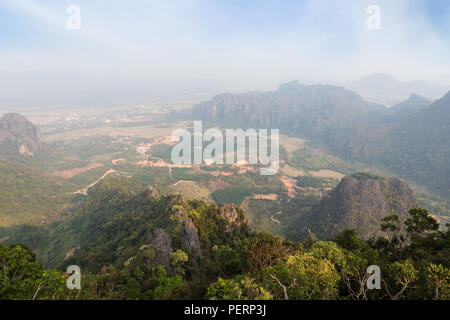 Vista panoramica di Vang Vieng e la zona circostante da sopra dal Phangern (Pha Ngern, Pha ngeun) montagna in Laos in una giornata di sole. Foto Stock