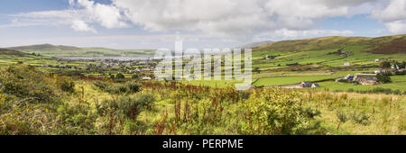 Dingle abitato e porto incastonato tra le colline della penisola di Dingle, visto dal Conor Pass in Irlanda la Contea di Kerry. Foto Stock