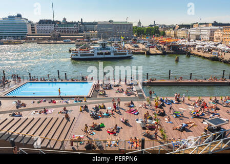 Helsinki estate città, vista del porto di Helsinki con persone relax al waterfront Allas mare piscina su un pomeriggio d'estate, Finlandia. Foto Stock