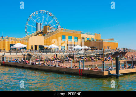 Helsinki estate città, vista del popolo finlandese rilassante la allas mare piscina su un pomeriggio d'estate, porto di Helsinki, Finlandia. Foto Stock