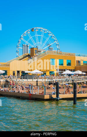 Helsinki estate città, vista del popolo finlandese rilassante la allas mare piscina su un pomeriggio d'estate, porto di Helsinki, Finlandia. Foto Stock