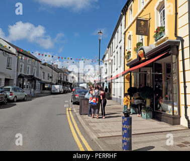 Gli amanti dello shopping in conversazione al di fuori del negozio alla moda Il Golden covone Gallery a Narberth Pembroieshire West Wales UK KATHY DEWITT Foto Stock