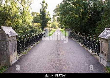 Una stretta viuzza, riservata per escursioni in bicicletta e a cavallo il jaunting cars, si snoda attraverso il parco paesaggistico nel Parco Nazionale di Killarney in Irlanda il conte Foto Stock