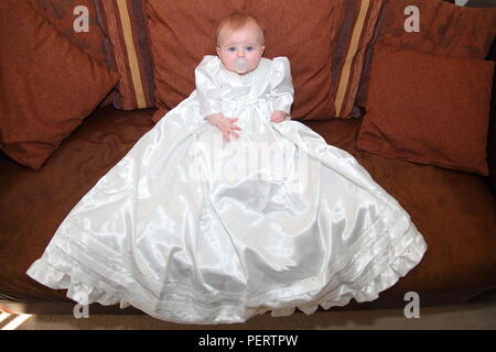 Bambino di 6 mesi ragazza nel suo abito battesimo Foto Stock