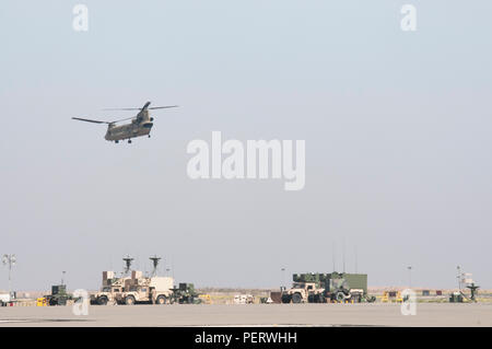 Un CH-47 elicottero Chinook dal 1° Battaglione, 168Reggimento di aviazione, quarantesimo combattimento Brigata Aerea, arriva in per un atterraggio a Camp Buehring, Kuwait, gen. La quarantesima cabina comanda le missioni di aviazione sotto GLI STATI UNITI Esercito centrale. (Foto di 1Lt. Aaron DeCapua, quarantesimo combattimento Brigata Aerea Affari pubblici) Foto Stock