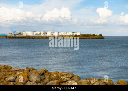 Cardiff, Regno Unito - 09 agosto 2018: Olio serbatoi di stoccaggio presso la Regina Alexandra Dock a Cardiff, Cardiff Bay. Foto Stock