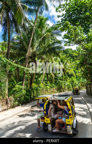 Un tuk tuk trike taxi il trasporto locale sulla strada principale nel centro di Isola Boracay Filippine Foto Stock