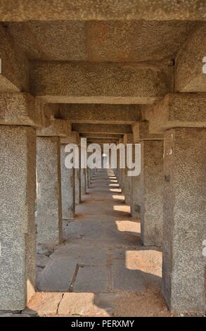 ''Vista artistica dei padiglioni di Hampi Bazaar Street - Hampi, Karnataka' Foto Stock