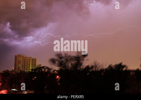 Il fulmine ha trafitto il cielo in una notte di tempesta Foto Stock