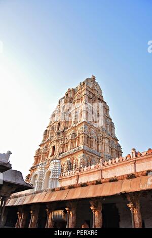 "Altamente intricated gopura settentrionale (torre) del Tempio Virupaksha, Hampi - Karnataka' Foto Stock