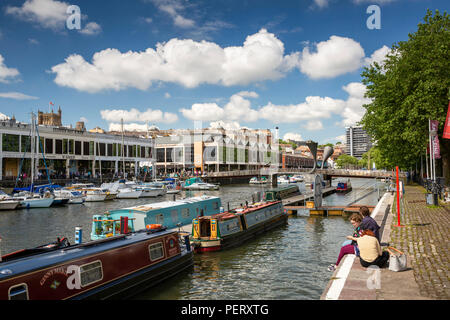 Regno Unito, Inghilterra, Bristol, porto, barche ormeggiate da strette Quay a Pero's Bridge Foto Stock