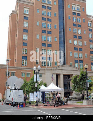 Media di trasmissione al di fuori del Albert V. Bryan Stati Uniti Courthouse in Alexandria, Virginia che copre il Paolo Manfort trial che si verificano all'interno. Foto Stock