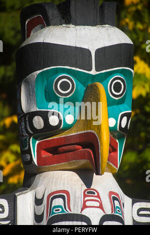 Headof la Thunderbird House Post Totem Pole a Brockton Point in Stanley Park, Vancouver, British Columbia, Canada, America del Nord Foto Stock