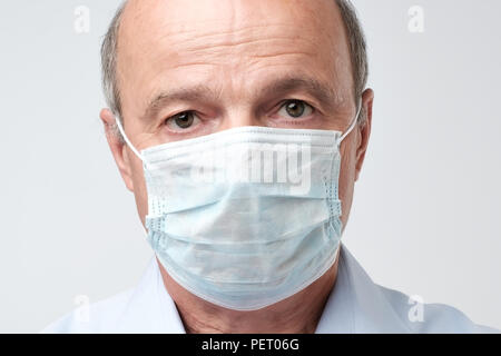 Ritratto di uomo serio in speciale maschera medic. Egli è alla ricerca seria. Coppia medico esperto. Medicina, sanità e in caso di emergenza in ospedale Foto Stock