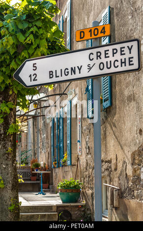 Tipico francese cartello stradale sulla d104 con rustico con persiane blu gîte cottage in pietra dietro Boilland Côte d'Or Borgogna Francia Foto Stock