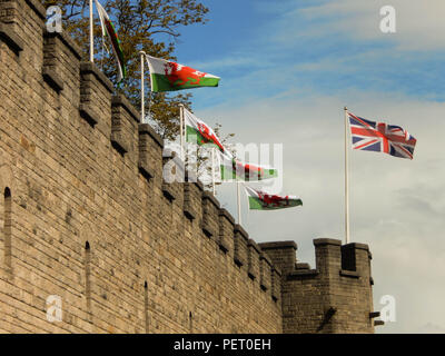 Welsh bandiere dal Castello di Cardiff nel centro della città Foto Stock