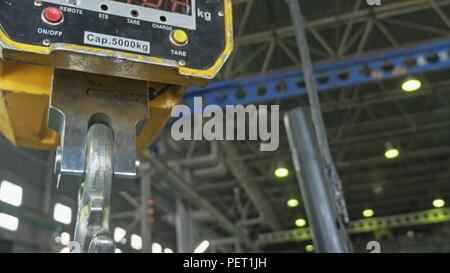 RUSSIA, ANGARSK - Giugno 8, 2018: tipo industriale 5000 kg peso digitale scala appesa al gancio della gru, con percorso di clipping. Fabbricazione di plastica tubazioni acqua fabbrica. Foto Stock