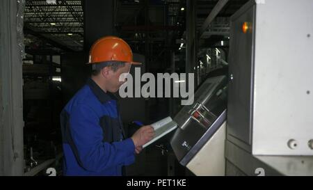 RUSSIA, ANGARSK - Giugno 8, 2018: monitor operatore sul pannello di comando della linea di produzione. Fabbricazione di plastica tubazioni acqua fabbrica. Foto Stock