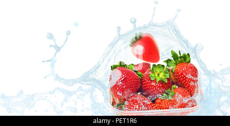 Fragole confezionate in acqua splash Foto Stock