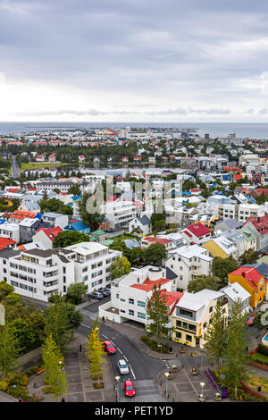 Pittoresca veduta aerea di Reykjavik city centre, Islanda. Vista dalla cima del Duomo Hallgrimskirkja in Reykjavik Foto Stock