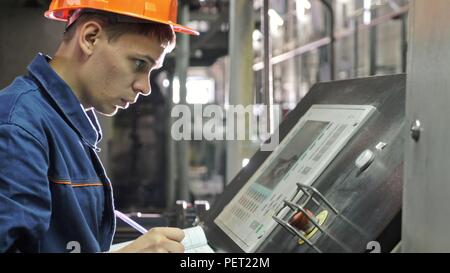 RUSSIA, ANGARSK - Giugno 8, 2018: monitor operatore sul pannello di comando della linea di produzione. Fabbricazione di plastica tubazioni acqua fabbrica. Foto Stock