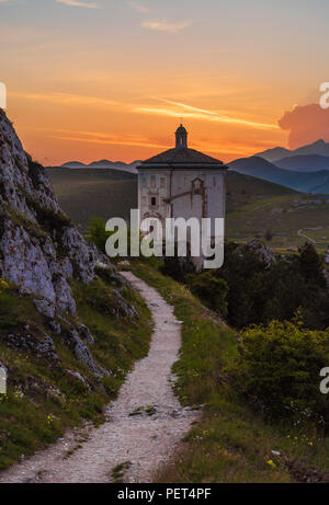 Rocca Calascio (Italia) - Le rovine di un borgo medievale con castello e chiesa, oltre i 1400 metri sull'Appennino nel cuore dell'Abruzzo Foto Stock