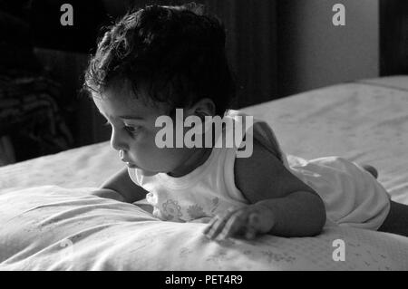 Bambino del mondo di espressioni di risate buffonate e giocosità Foto Stock