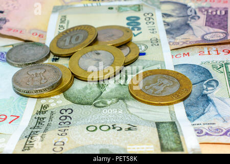 Pile di cambio rupie indiane in monete e banconote in tagli diversi. Risparmiare denaro per il futuro. d di vecchie monete. Risparmio di denaro e di account financ Foto Stock