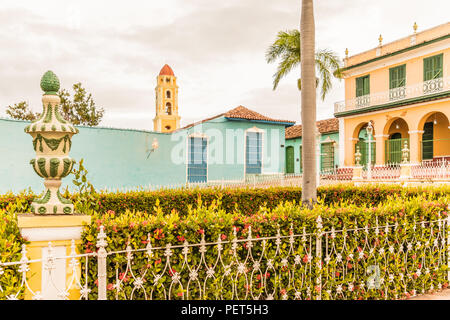 Una vista tipica di Plaza Major in Trinidad di Cuba. Foto Stock