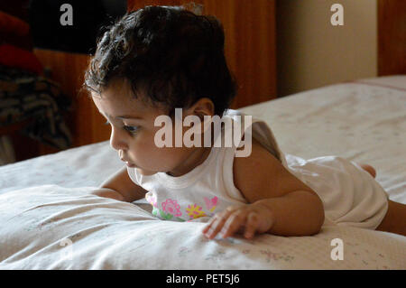 Bambino del mondo di espressioni di risate buffonate e giocosità Foto Stock