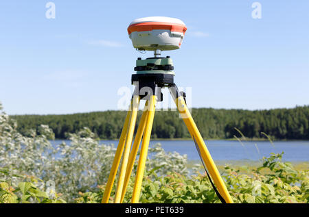 Geodetiche ricevitore GNSS nel campo in Siberia, montato su un treppiede. Applicazione pratica per il funzionamento in reti permanenti di stazioni di base Foto Stock