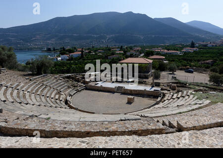 Vista del piccolo teatro antico di Epidauro nel comune di Palaia Epidauro. Peloponneso, Grecia. Ri-scoperta nel 1970 il teatro risale al mi Foto Stock